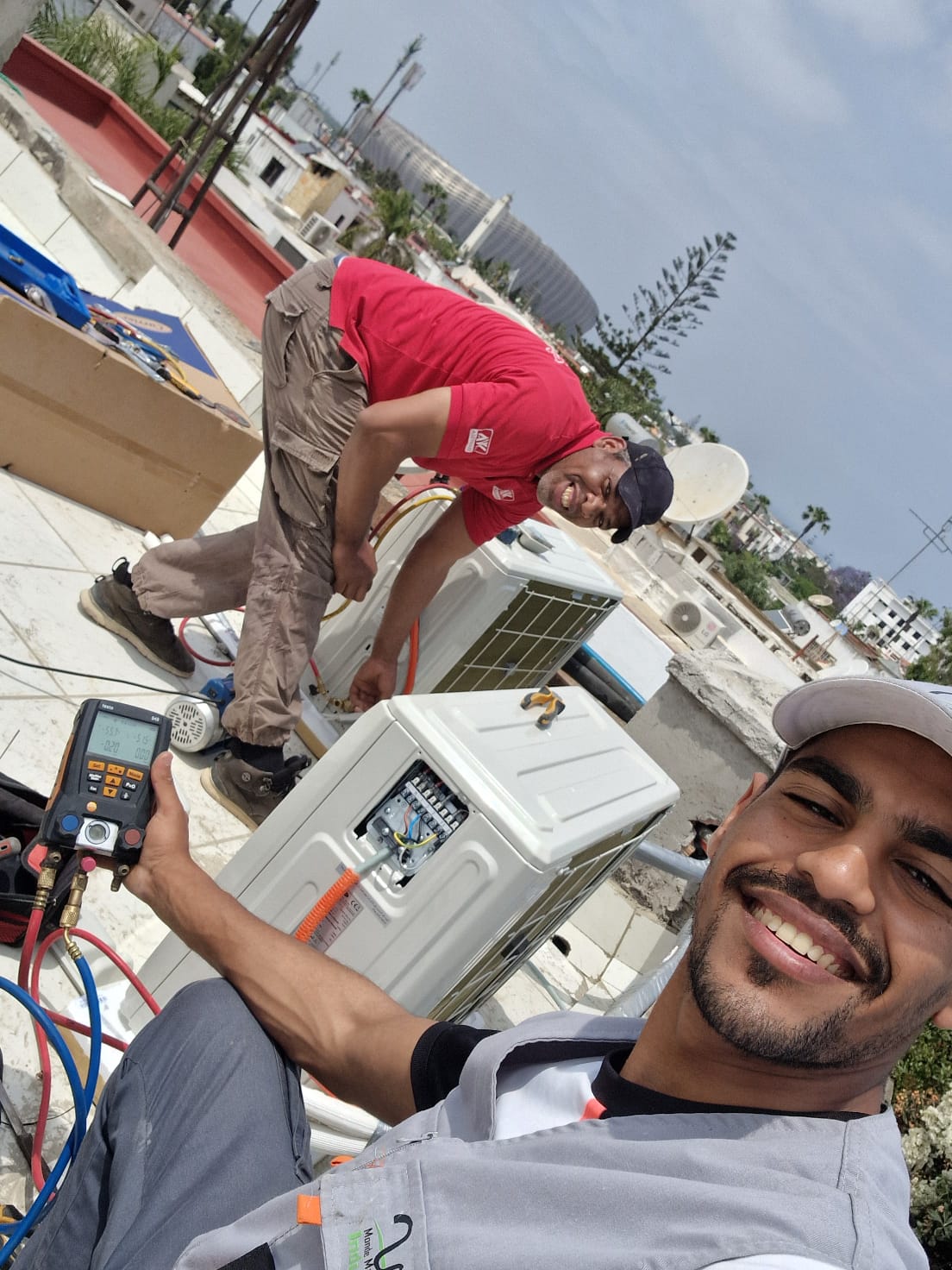 Équipe E.L.M pendant les vérifications d’un système de climatisation